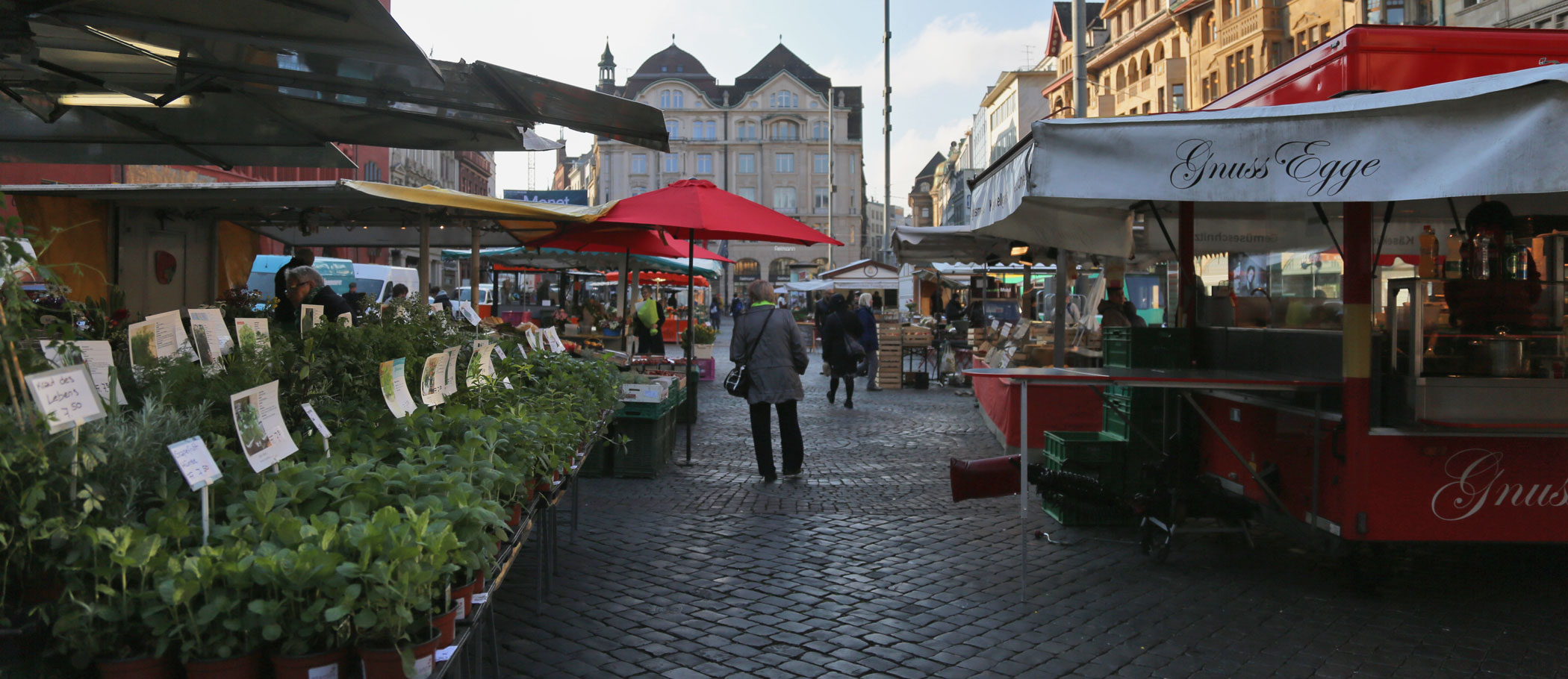 Marktplatz Basel mit Rathaus im Hintergrund