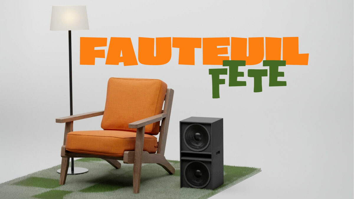 Bild eines Fauteuils auf einem Teppich, daneben eine Lampe und eine Musikbox