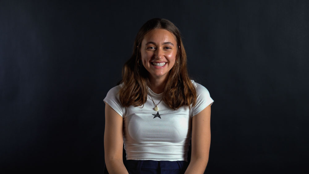 Portrait Jessica lachend