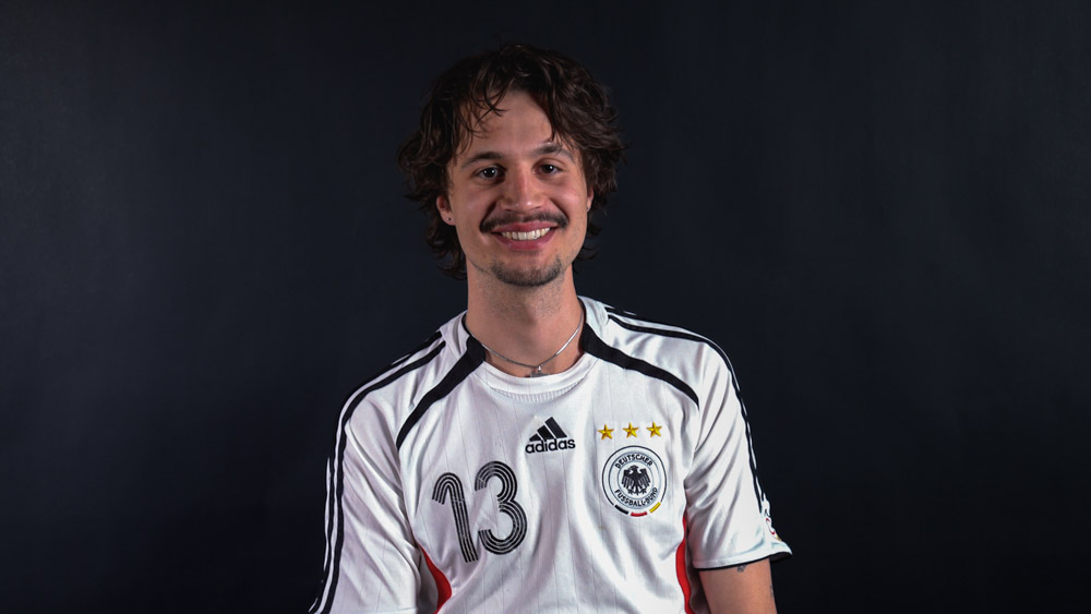 Portrait Julian lachend