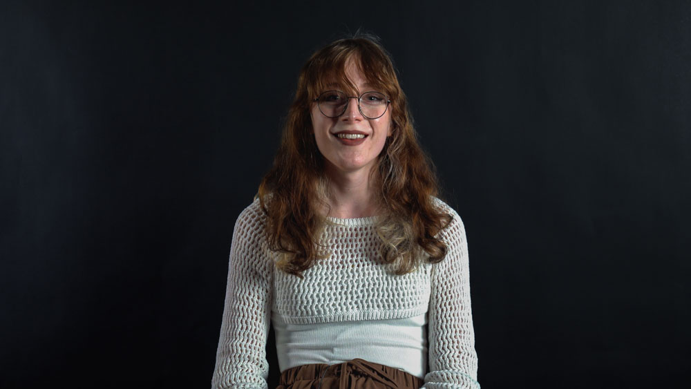Portrait Maya lachend